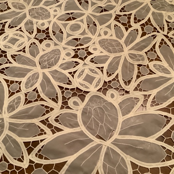 Table Linen - Picture 3 of 4